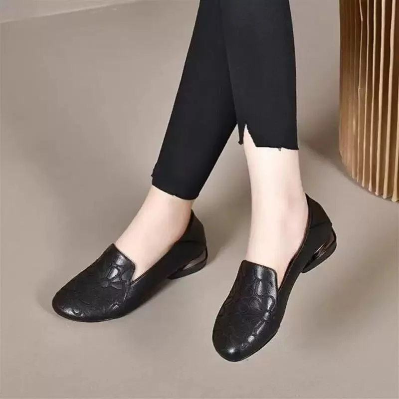 Comfortable Embroidered Leather Slip-On Shoes Soft Surface Mango Head Style for Middle-Aged And Elderly People Fashionable Fl...