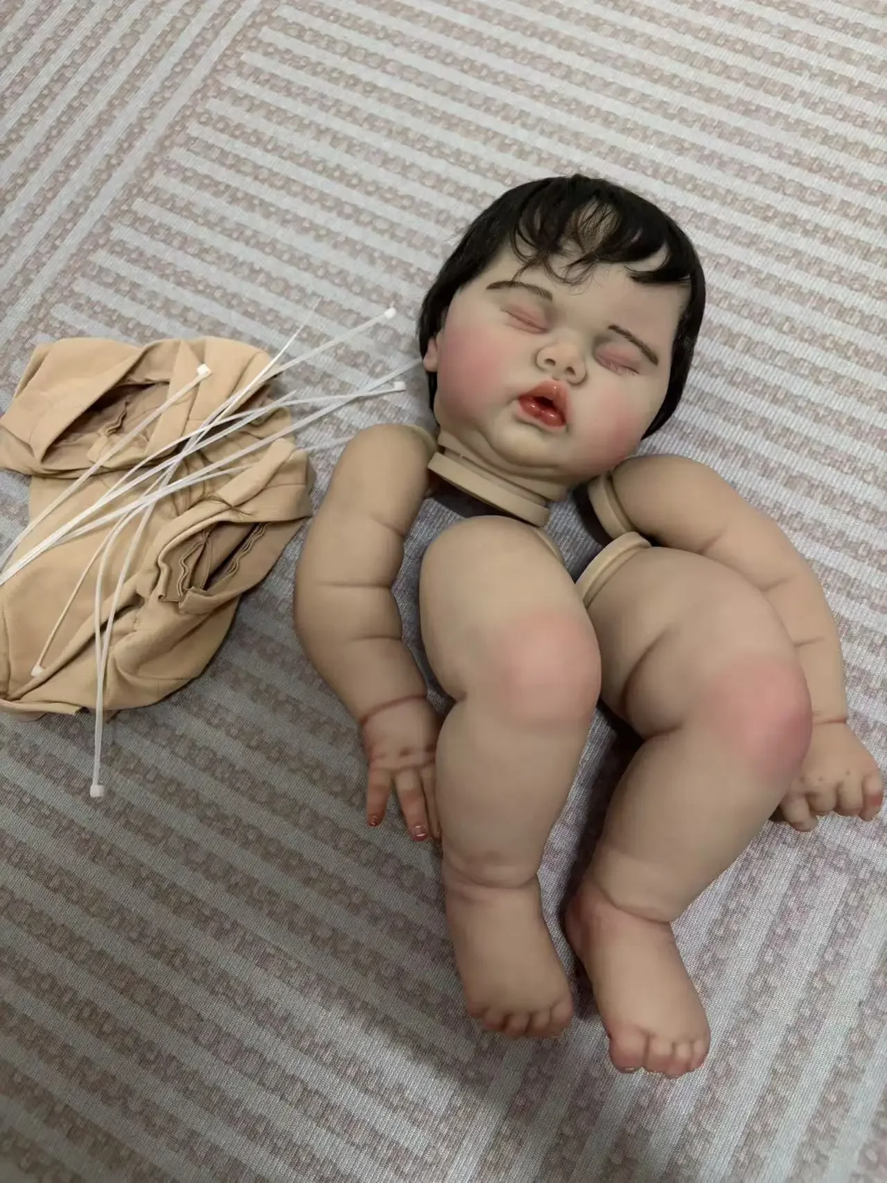 DLS カスタマイズされた限定供給 25 インチリボーンベビーピクルス手根毛付き布ボディ