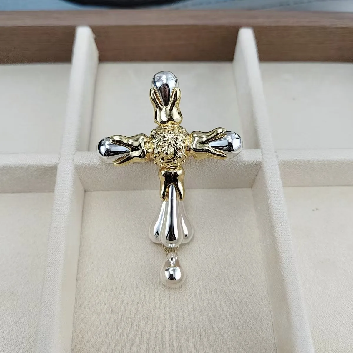 Vintage Nose Cross Brooch Abstract Facial Features Pin Alloy Women Fashion Brooches Jewelry