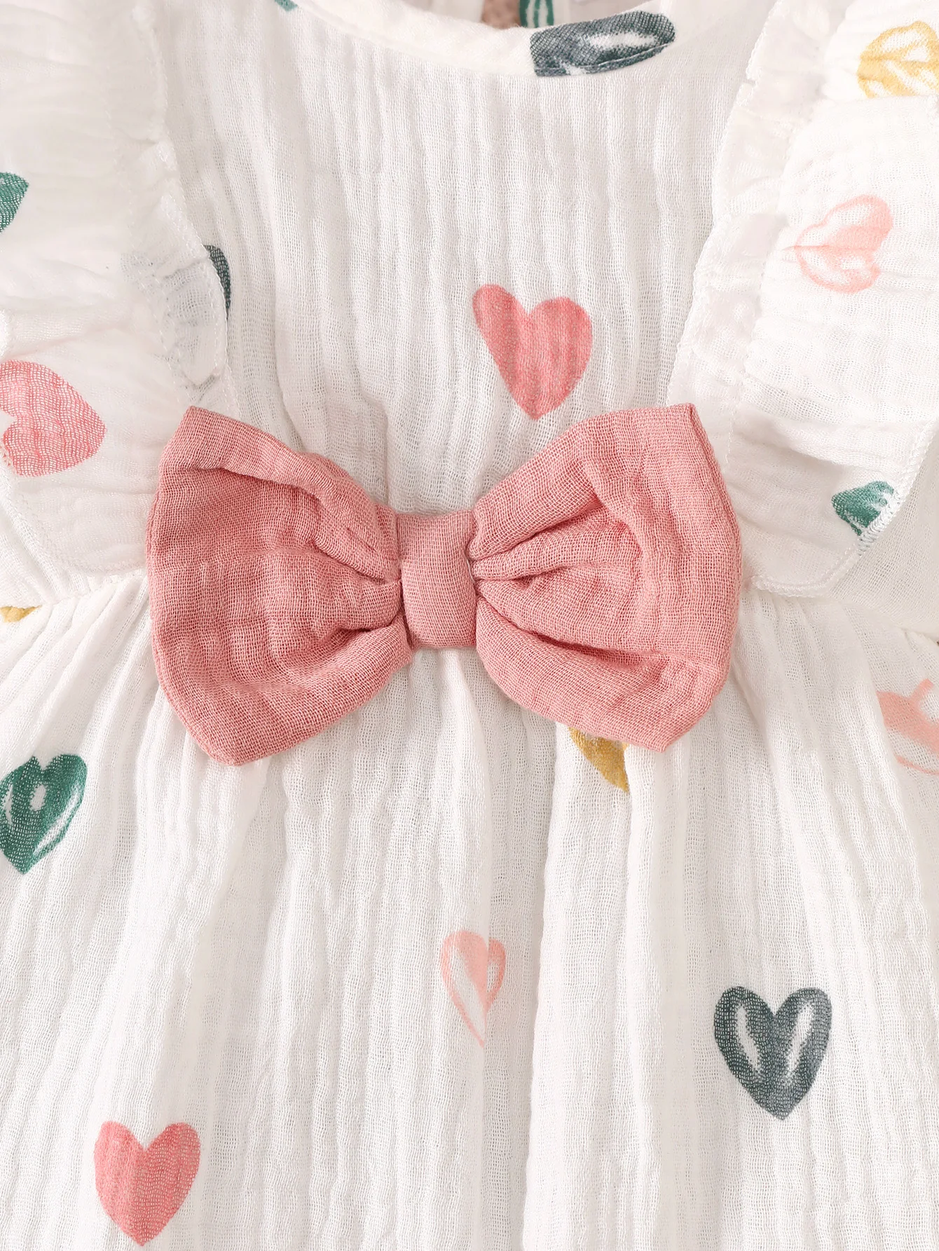 Frühlings- und Herbststil, süßer Baby-Mädchen-Overall mit langen Ärmeln, mit niedlichem Herz-Print-Muster, süßer Schleifendekoration auf der Brust, Outdoor-Strampler für Neugeborene, Baby-Mädchen-Overall. – Detail 6