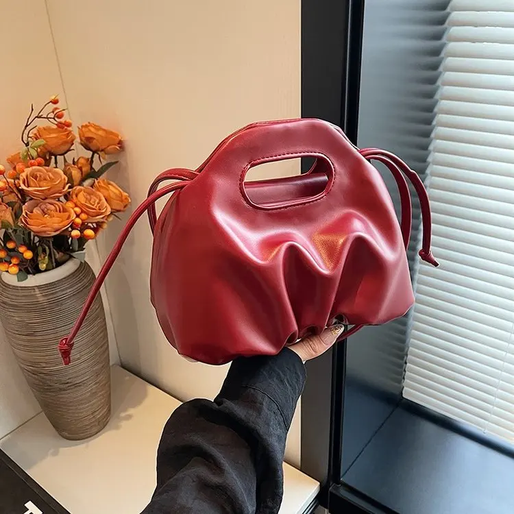 

2025 Mini Pleated Shoulder Bag Women Vintage Cloud Puff Messenger Purse Retro Niche Design for Daily Errands Brunch Date Fashion