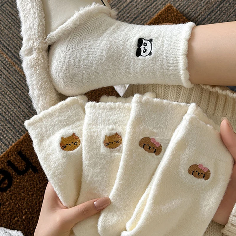 

3/4 пары женских носков с героями мультфильмов, плюшевые студенческие носки с круглым вырезом, средней длины, модные милые носки, повседневные осенне-зимние белые носки для девочек