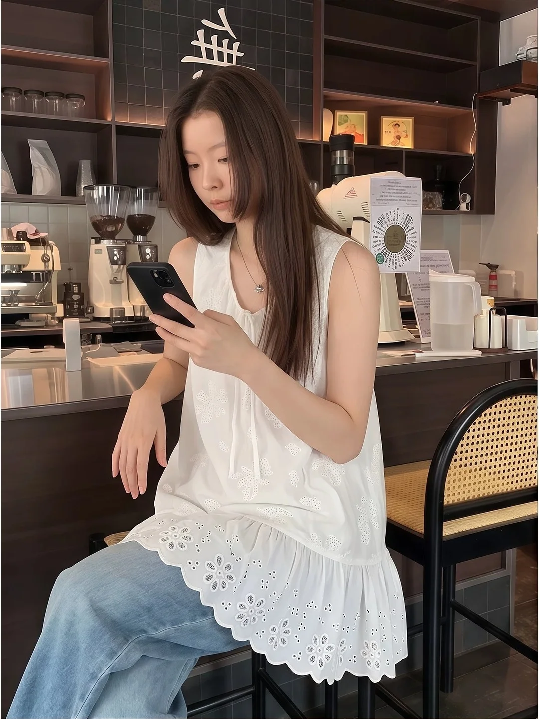 Ladies Casual Style Hollow out Lace Trim Loose Fit Sleeveless Vest plus Size 300 Pounds Special Large Size Slimming Effect