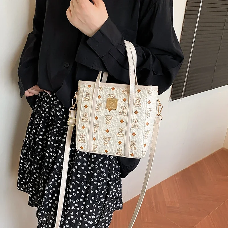 

Elegant Classic Paris Fashion Crossbody Handbag For Women Designer Luxury Large Capacity Trendy