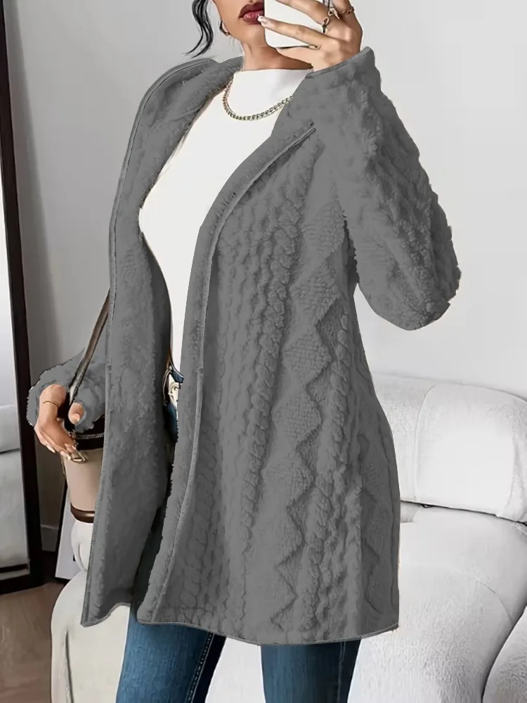 Cette longue veste rembourrée ample avec bordure en peau de mouton est lavable en machine et résistante aux rides, parfaite pour les vêtements toutes saisons.