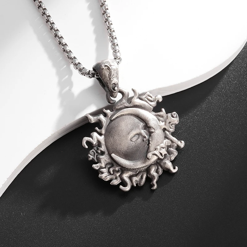 Retro Punk Sun Hugging Moon Round Pendant Necklace Suitable for Men and Women Fashion Trend Couples Commemorative Jewelry Gifts