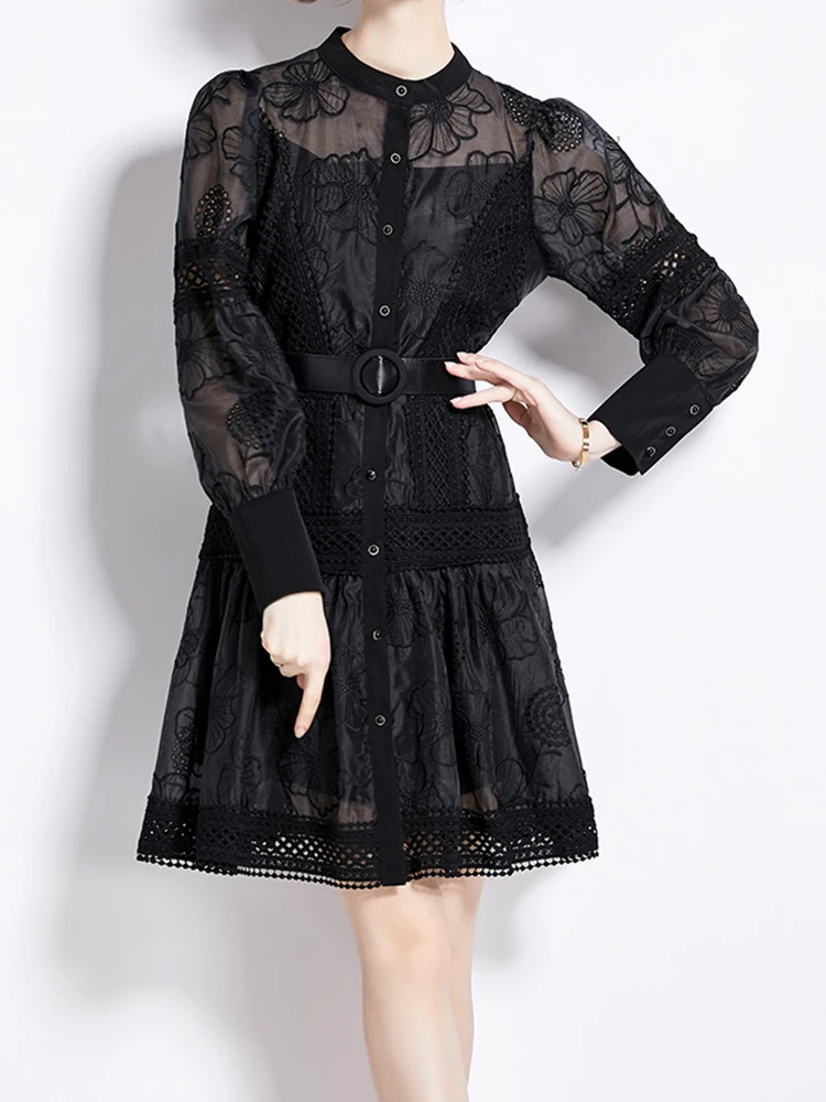 

Женское платье с круглым вырезом и вышивкой