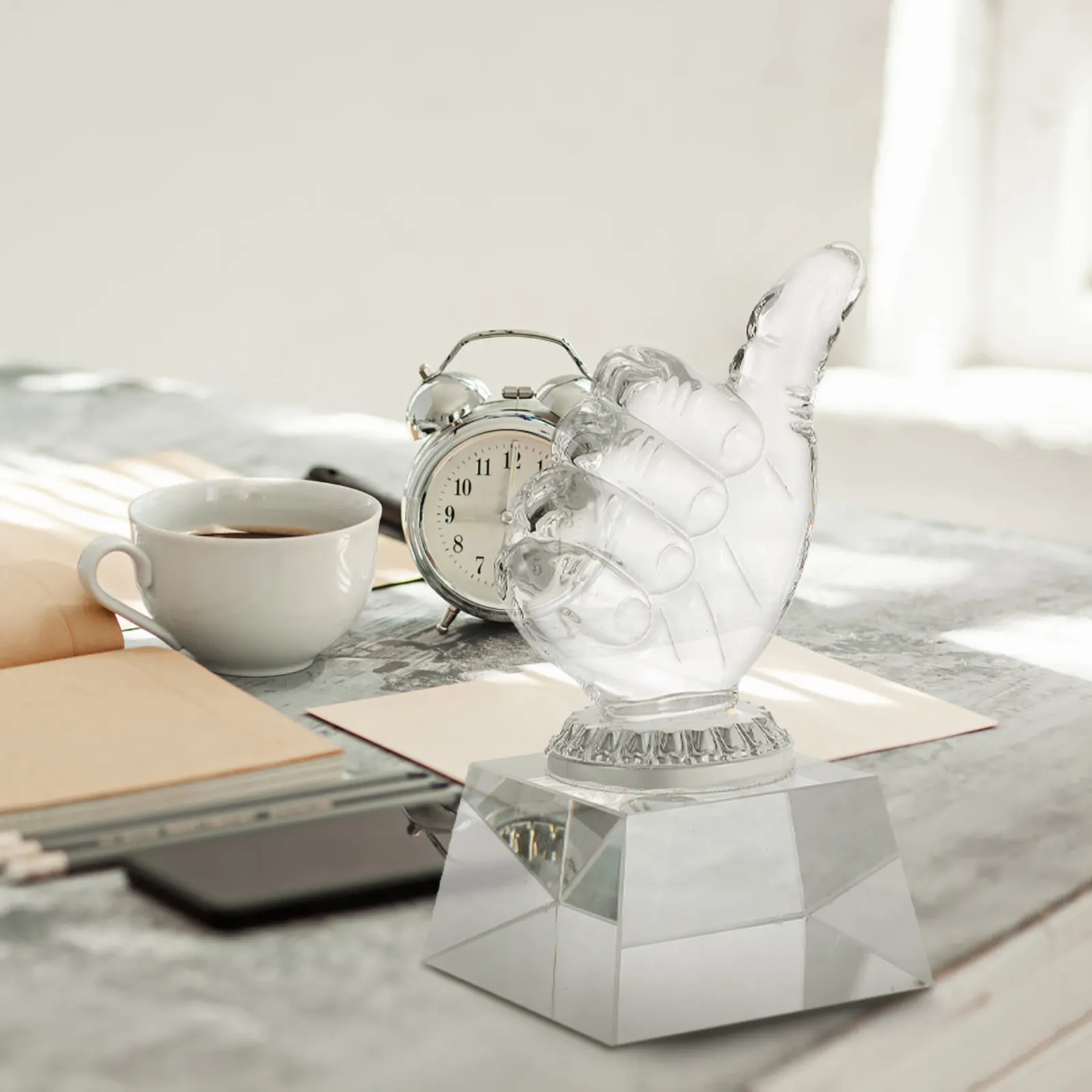 

Изысканный прозрачный хрустальный трофей: Декоративная награда, аксессуар, креативный настольный декор, дизайн в форме руки