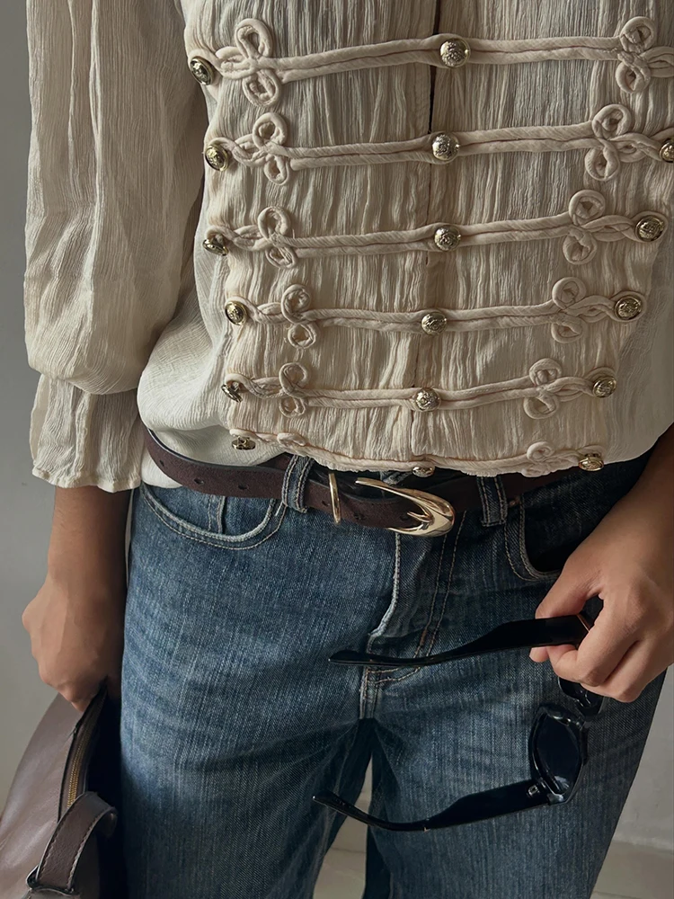 Trendige beige Bluse aus Crinkle-Stoff für Damen, locker geschnitten, mit Stehkragen, doppelten Metallknöpfen, Laternenärmeln, geeignet für Herbst, Dating und Pendeln. – Detail 5