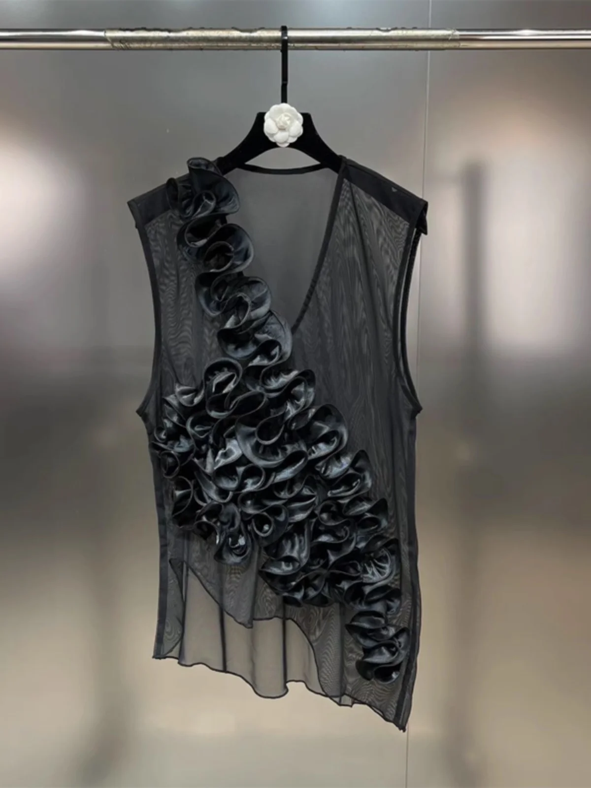 

Spring 2025 Trendy Orange MM2026 V-ne Svel Splice Petal Design See-tough Netting Vest Original Design Loose Fit