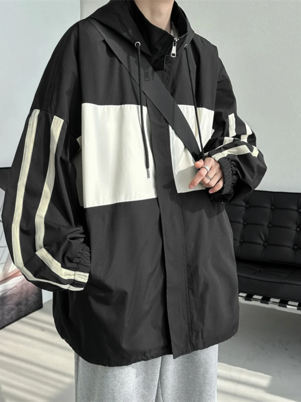 

Новая демисезонная мужская куртка в американском стиле: повседневная молодежная модная верхняя одежда для парней, стильный дождевик с капюшоном на молнии, свободный крой