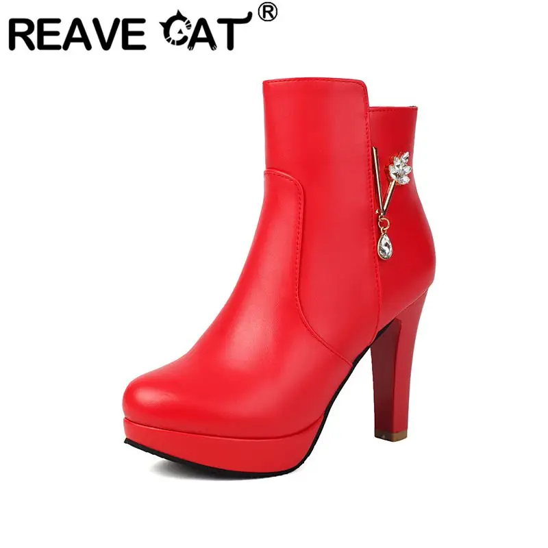 

Брендовые женские ботильоны REAVE CAT с круглым носком и блочным каблуком, платформа 9,5 см, 3 см, молния, металлические акценты, большие размеры 40, 42 43 Стильные ботинки