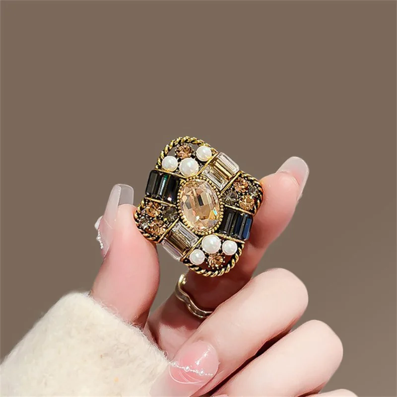 Luxury Vintage Pearl Rhinestone Brooch Temperament Metel Pins For Women Girls Clothing Accessories Versatile Shiny Corsage Gift