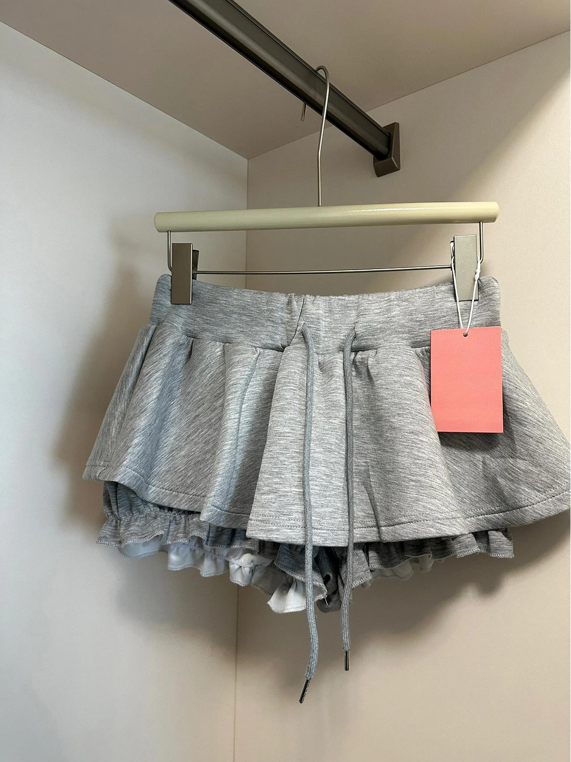 

Американская модная короткая юбка-шорты для женщин, с высокой талией, облегающая, А-силуэт, с защитой от просвечивания, маленький размер, весенняя коллекция