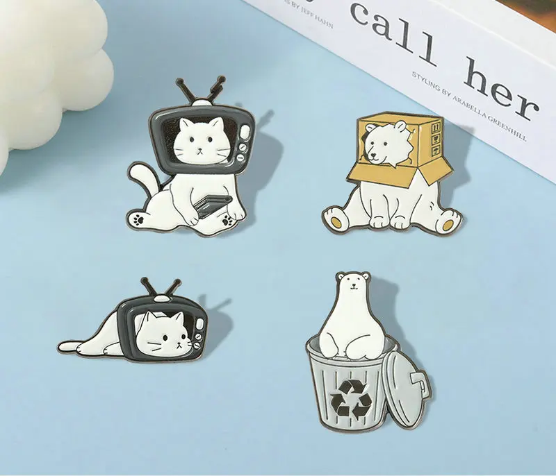 En caja de TV, alfileres esmaltados, broche de animales divertidos personalizados, insignia de solapa, bolsa, joyería de dibujos animados, regalo para chico, amigo, gato, cabeza de oso