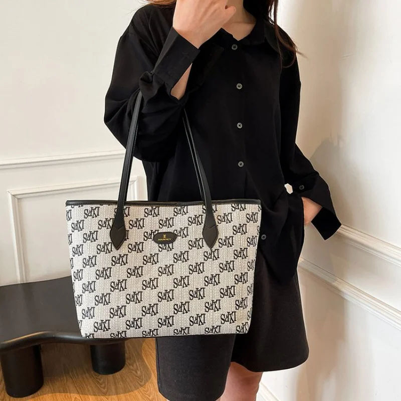 

Popular Classic Leather Crossbody Bag For Ladies Messenger Style Luxury Brand Waterproof And Lightweight