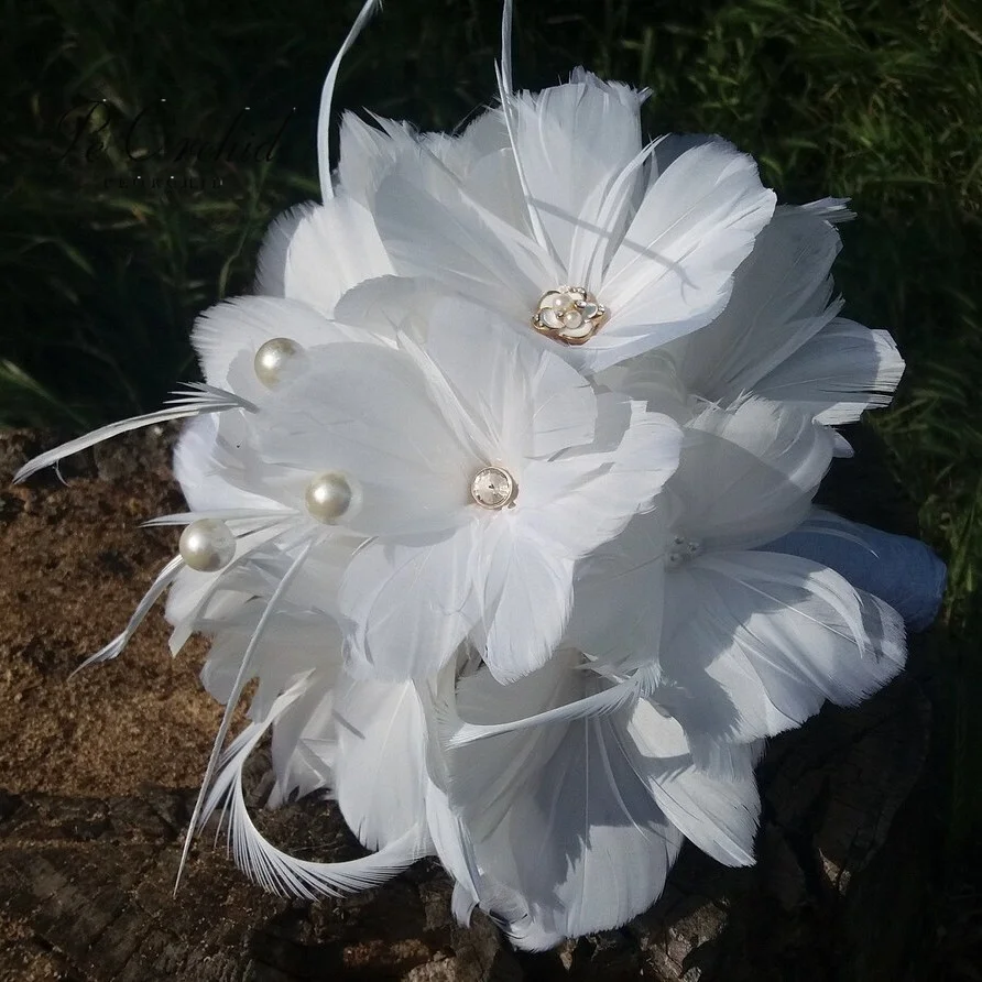 PEORCHID 2025 White Feather Bouquet For Bride Ramo De Novia Luxury Gatsby Wedding Flowers Brooch Bouquet With Pearls