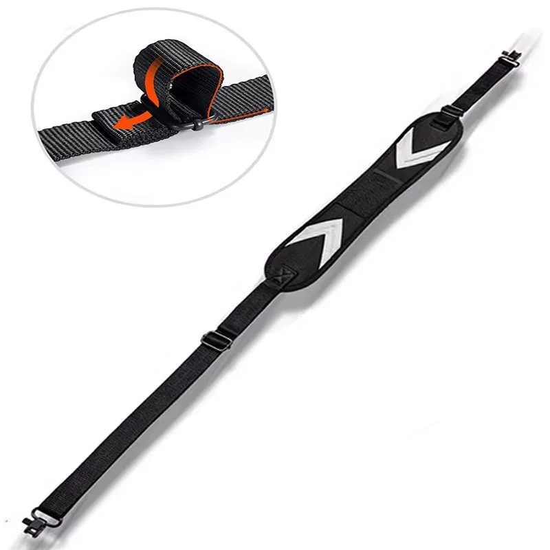 

Двухточечный ремень-стропа из неопрена с расширенными плечевыми накладками, петлей для большого пальца, запасным карманом, съемными креплениями и регулируемой длиной.