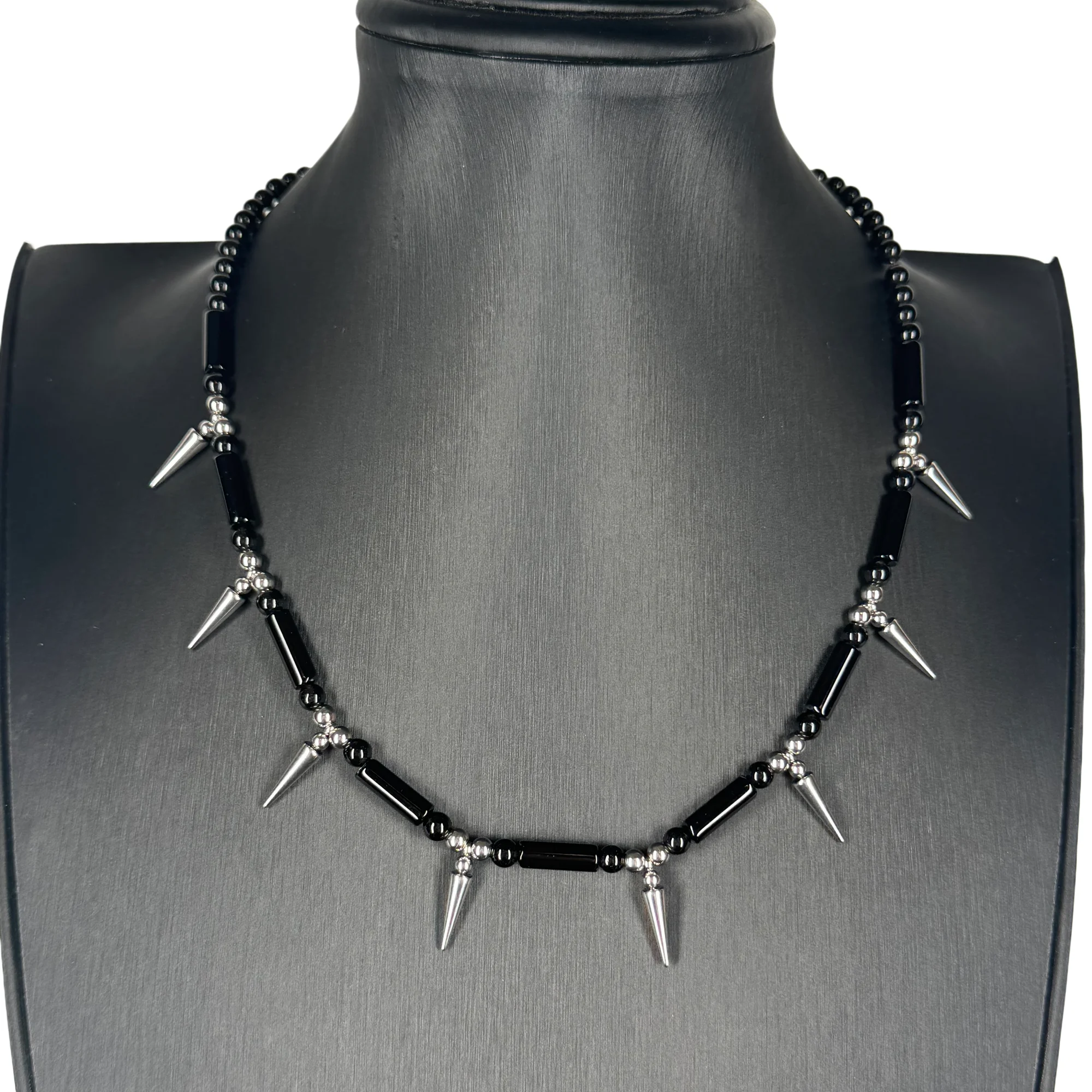 Gothic Punk Kegelspitzen-Choker-Halskette mit schwarzen Achat-Röhrenperlen und Nieten – Halsband für Herren und Damen, Grunge Alternative Streetwear Schmuck – Detail 6
