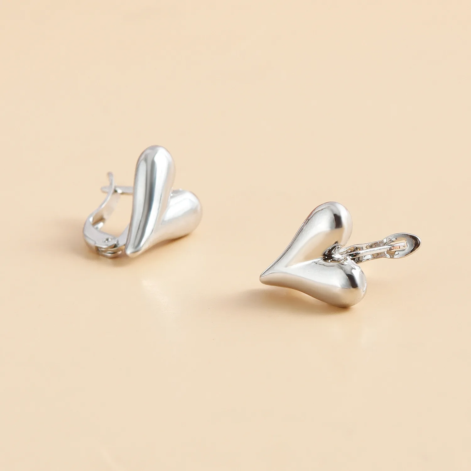 New Fashion Trend L Cute Earrings Love Stud and Clip Girl Temperament Stud Earrings Party Jewelry  Classic Earrings for Women
