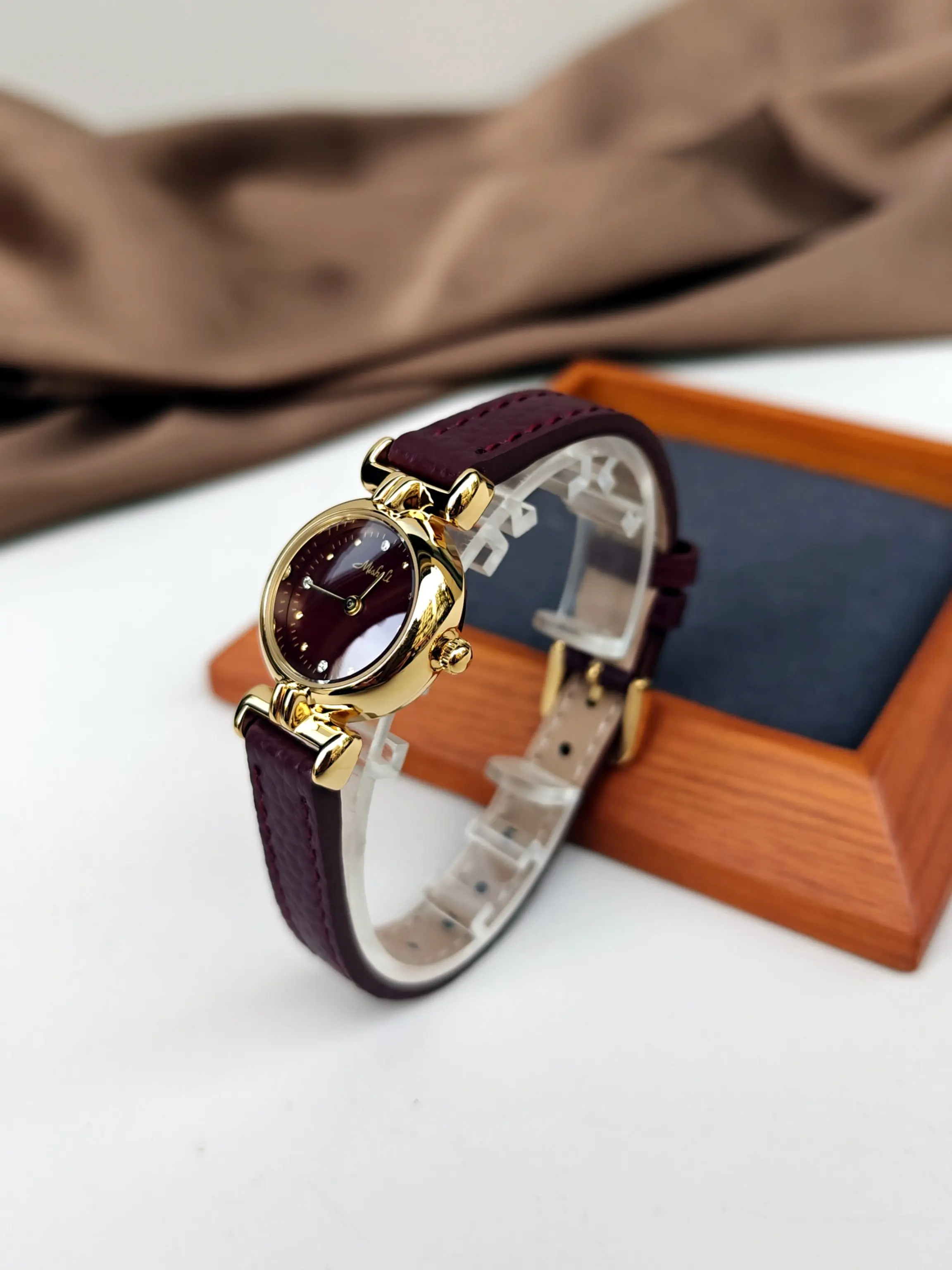 New Red Round Dial Luxury And Stylish Women'S Watch, High-End Selected Timepiece, A Perfect Gift For Women, Quartz Watch.
