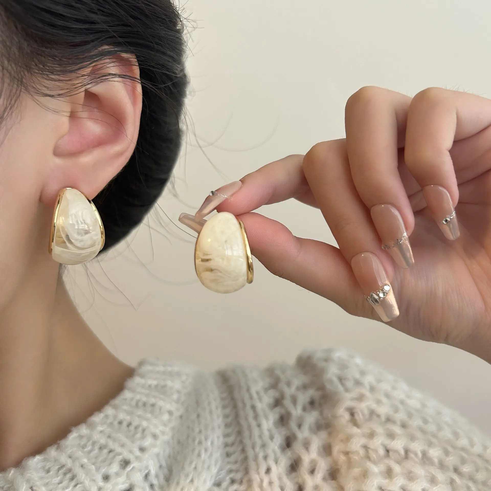 French milk white smudged resin stud earrings women's niche light luxury high-end commuting versatile retro geometric earrings e