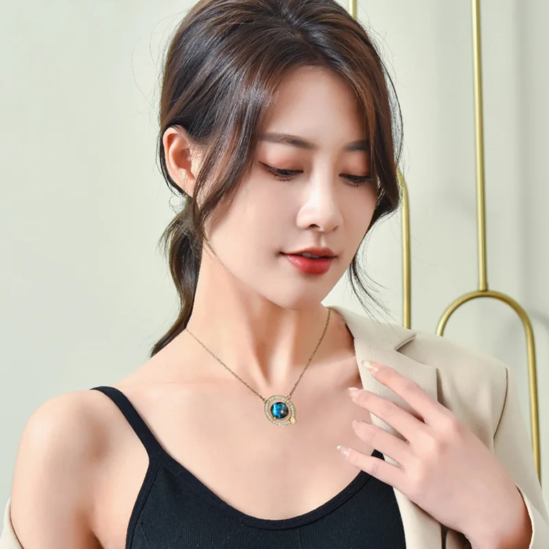 回転する縁起の良いバラ太陽中心説縁起の良い女性用ネックレス、軽い贅沢でニッチなネックレス