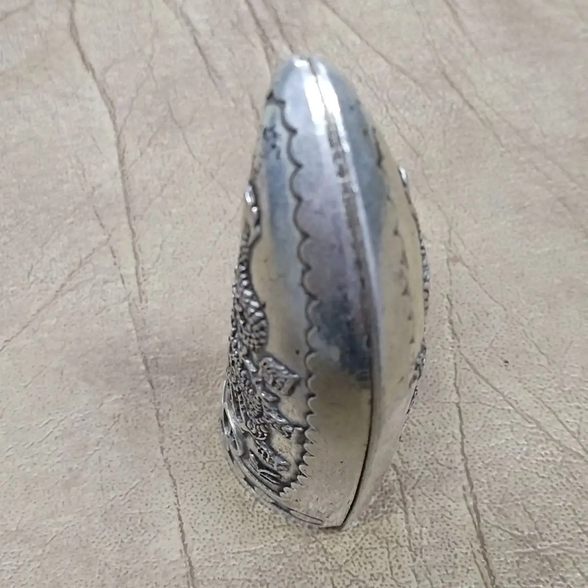 Sheep horn hexagram white copper silver-plated relief Shuanglong Shengcai more than 100 grams, a pair of larger ones