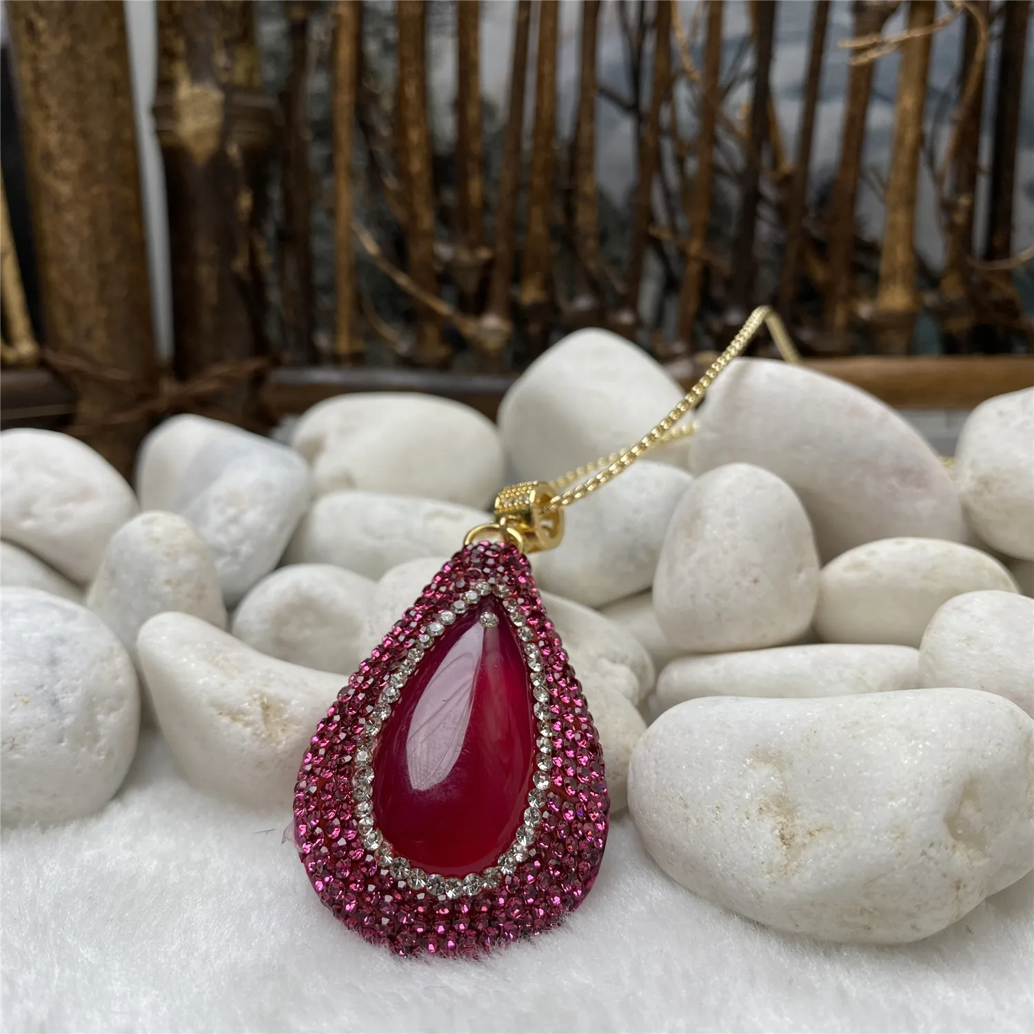 

European and American wind drop-shaped red dyed jade inlaid rhinestone pendant ladies personality trend necklace jewelry