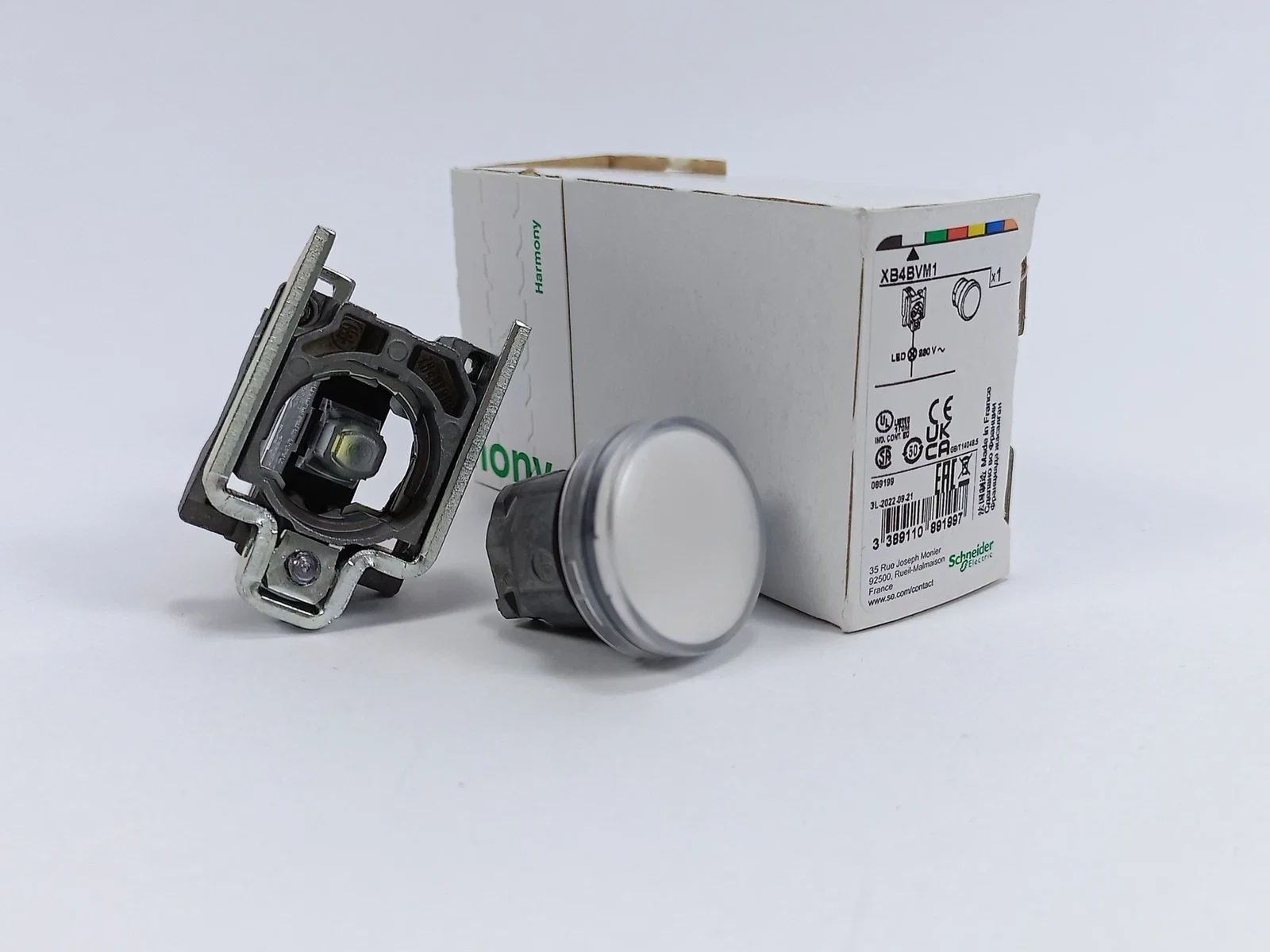 

XB4BVM1 = ZB4BVM1 + ZB4BV013 Pilot light, Harmony XB4,metal, white, 22mm, universal LED, plain lens, 230...240V AC