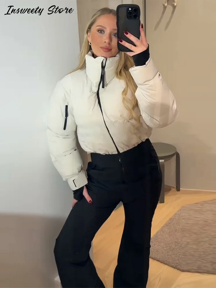 Модный лыжный комбинезон с высоким воротником