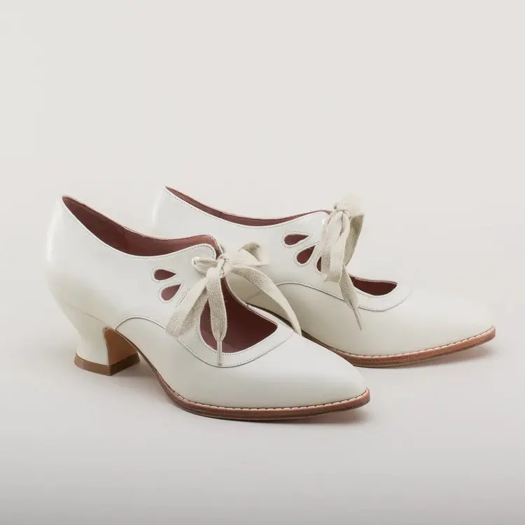Damen Vintage Schnürschuhe mit niedrigem Absatz, viktorianische Hochzeitsschuhe, Renaissance-Kostümschuhe, Schmetterlingsflügel-Spitzenschuhe – Detail 5