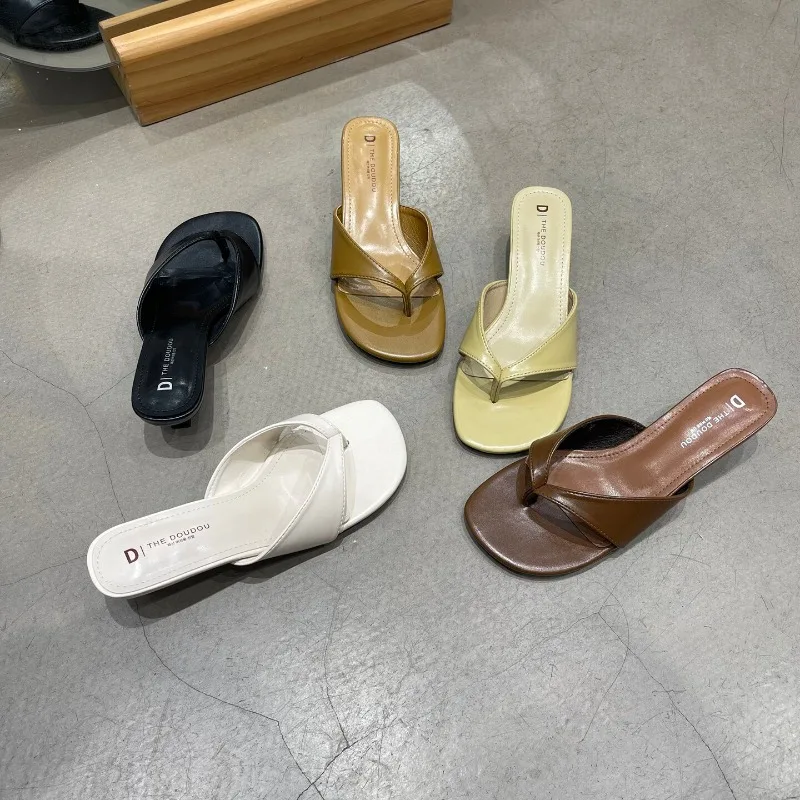 

Стильные женские шлепанцы на танкетке для ношения на улице. Новая модель пляжных шлепанцев на платформе со средним каблуком.