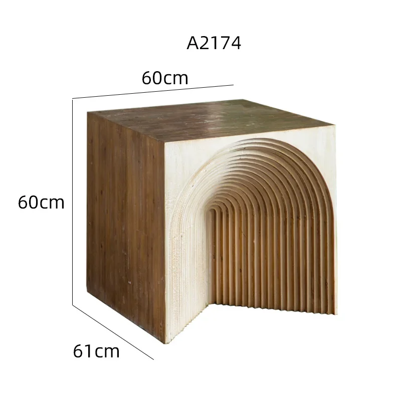 Niektóre ozdobne elementy na krawędzi sofy z drewna, retro i postarzane rogi.