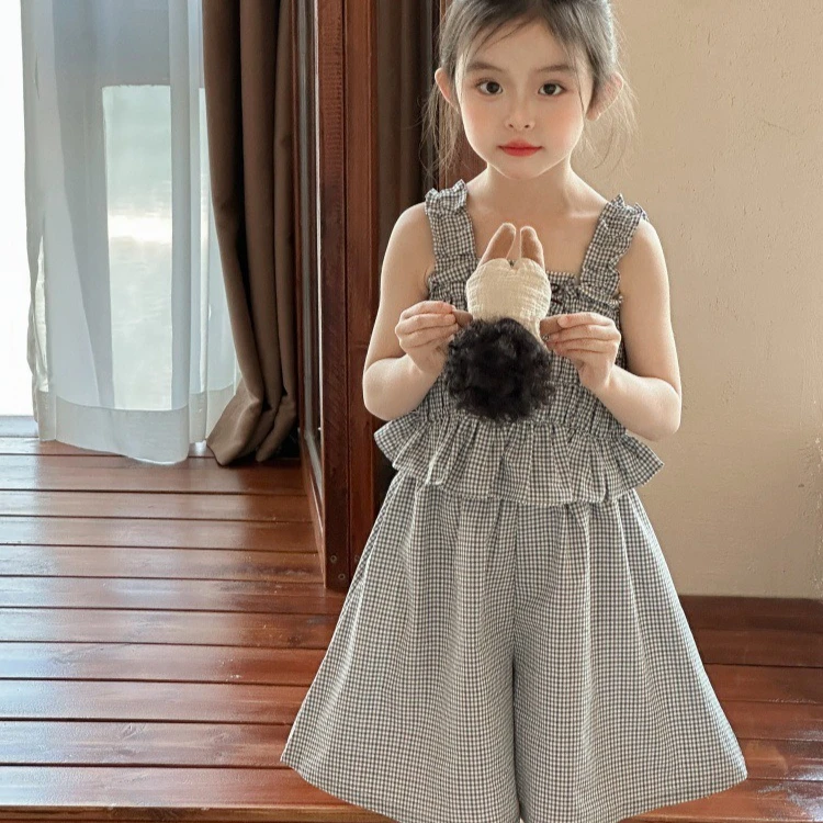 Conjunto Infantil Feminino 2026 Primavera Verão Novo Estilo Coreano Roupa Infantil Menina Bebê Xadrez Curto com Suspensório e Calça Capri Duas Peças