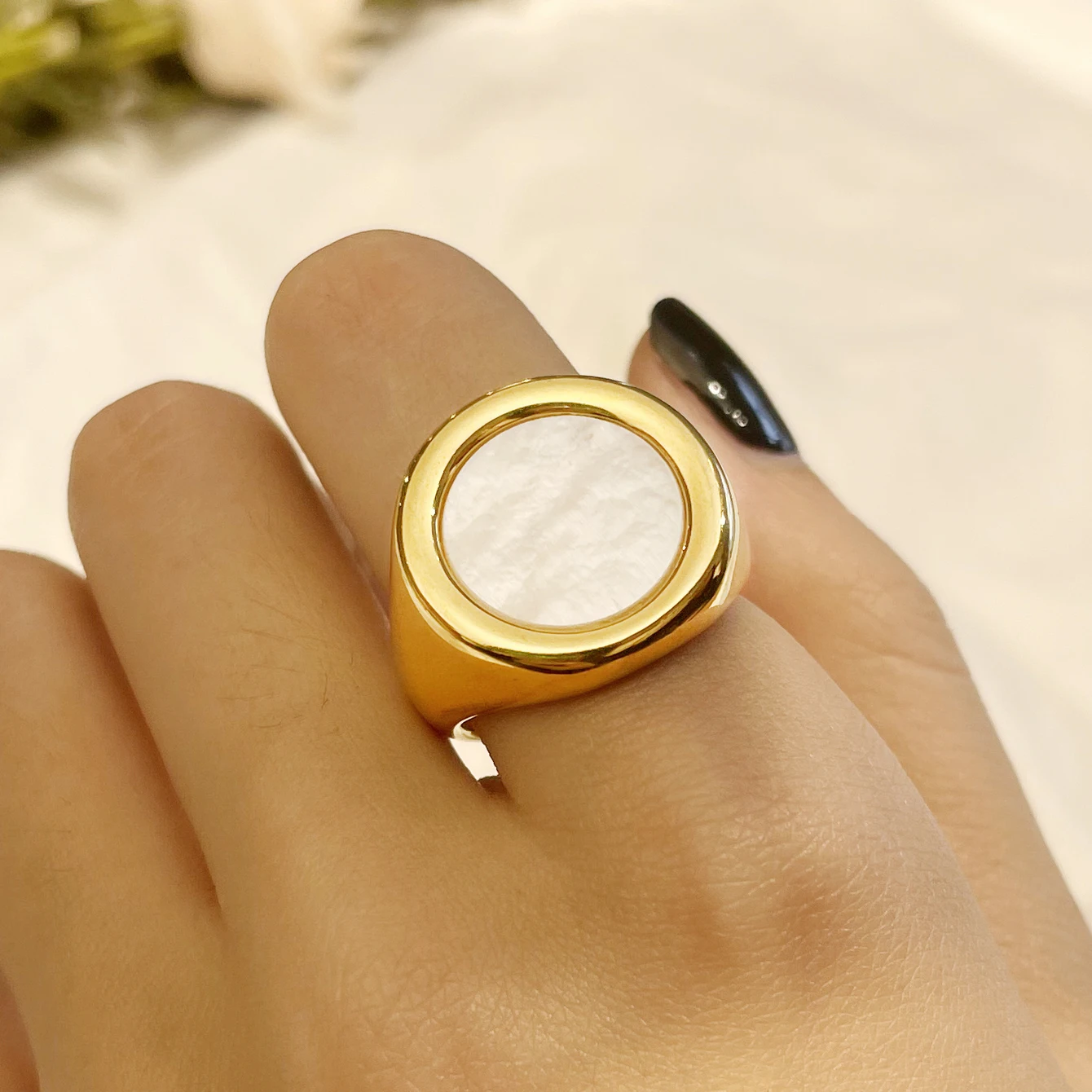 

Stylish and classic stainless steel 18K gold-plated ring with mother-of-pearl inlay, a unique metallic party accessory and gift.