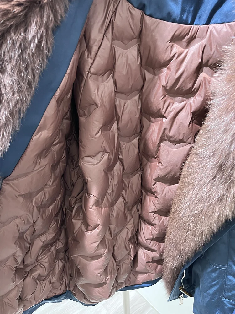 เสื้อโค้ทขนห่านสำหรับผู้หญิงแฟชั่นใหม่ปี 2025 สำหรับฤดูหนาว ตกแต่งด้วยขนจิ้งจอกแท้ พร้อมปกขนจิ้งจอกแท้