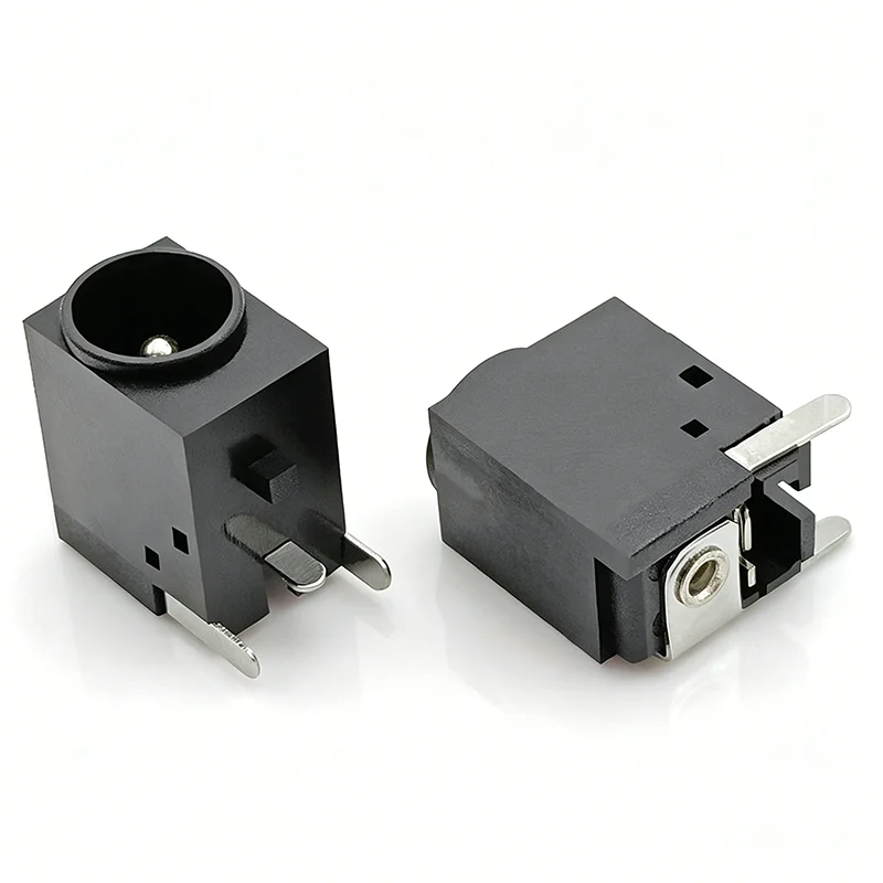 DC power socket DC-036B comes with a plastic headband, a 5.5X2.1 three-prong plug with a pillar for DC toy charging.