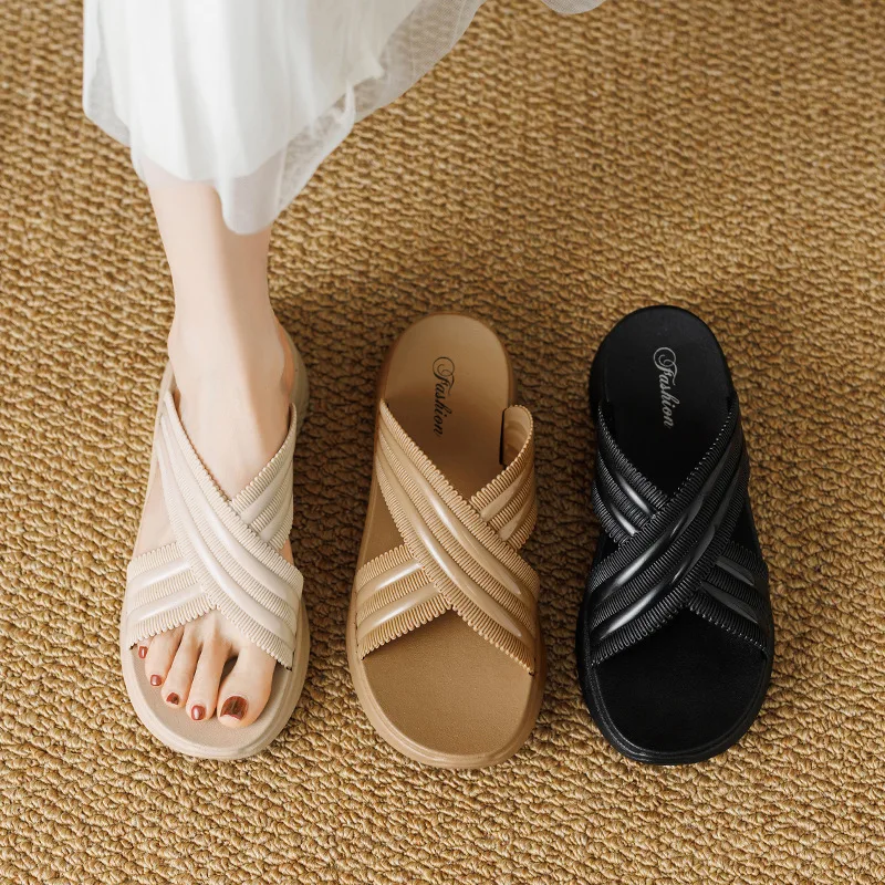 New cross slippers for women in summer, worn by the seaside in a straight line, with a cool mop and thick sole for casual women