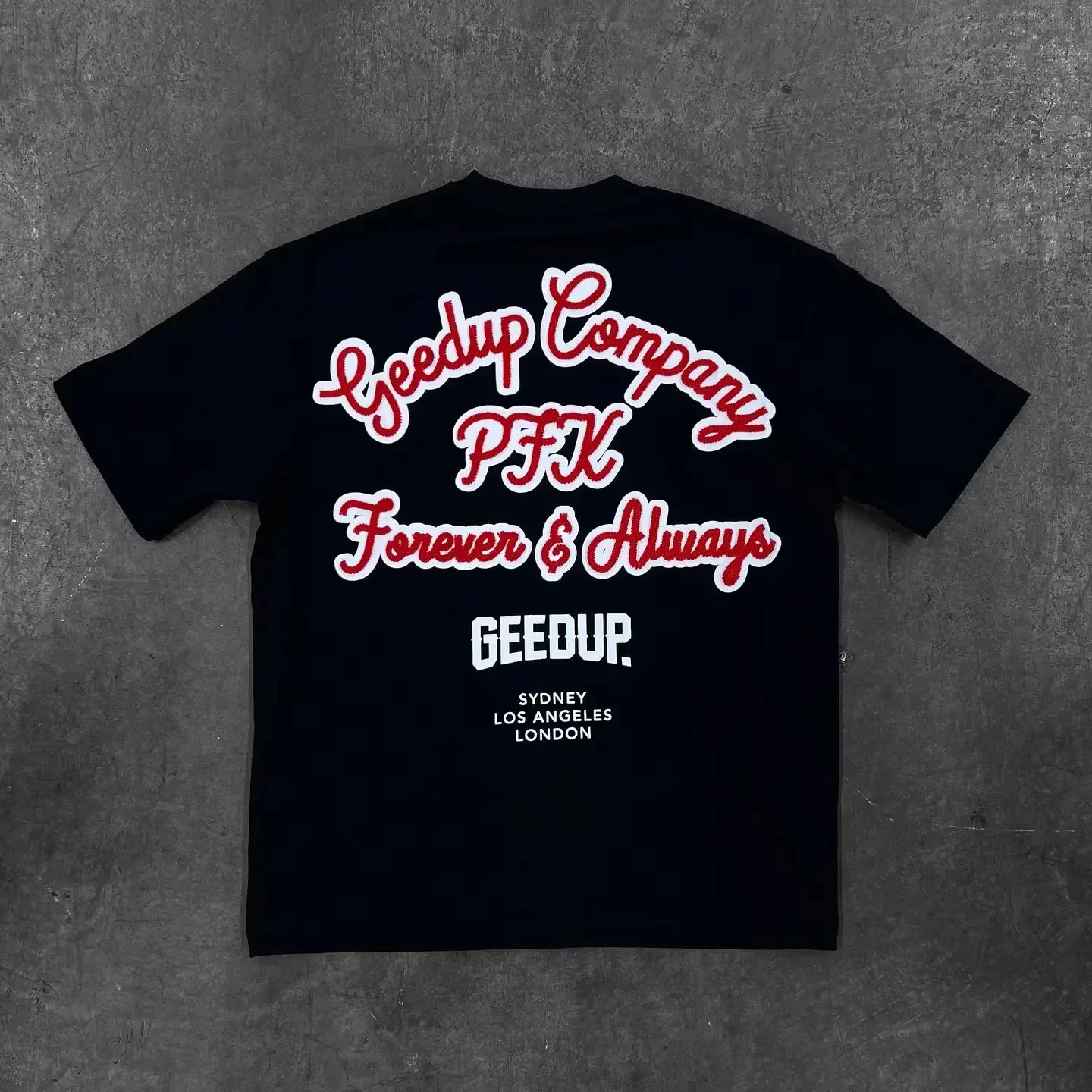 2026 Retro Script Letter Graphic T-Shirt, Curved Text Back Print, Loose Streetwear Casual Black Short Sleeve Tee for Men Women