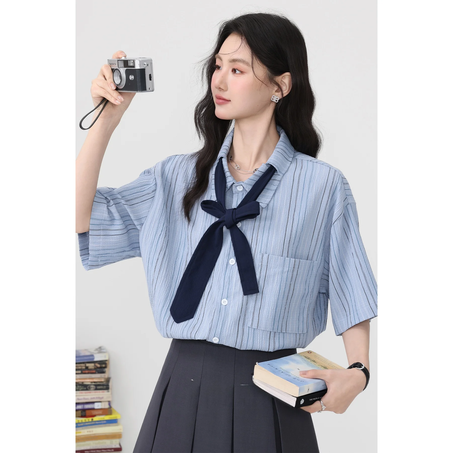 

Blue Striped Loose Fit ort Sve irt Women's College Sle Zhang Ginger 2026 Summer New Arrival Tie Waist Top