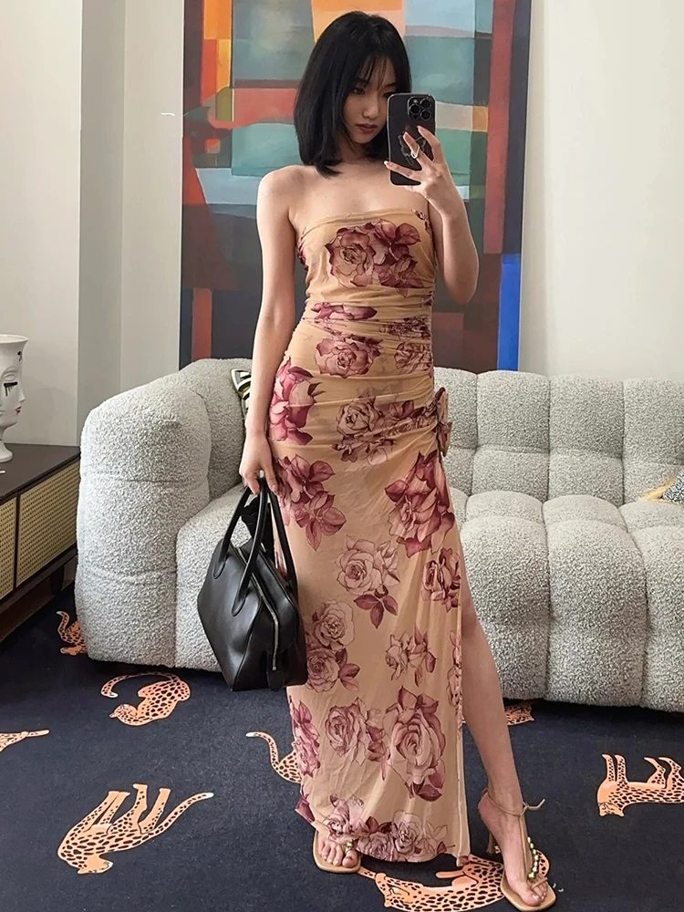 

A sexy off-the-shoulder and backless three-dimensional floral long strapless printed dress for Spring/Summer 2025