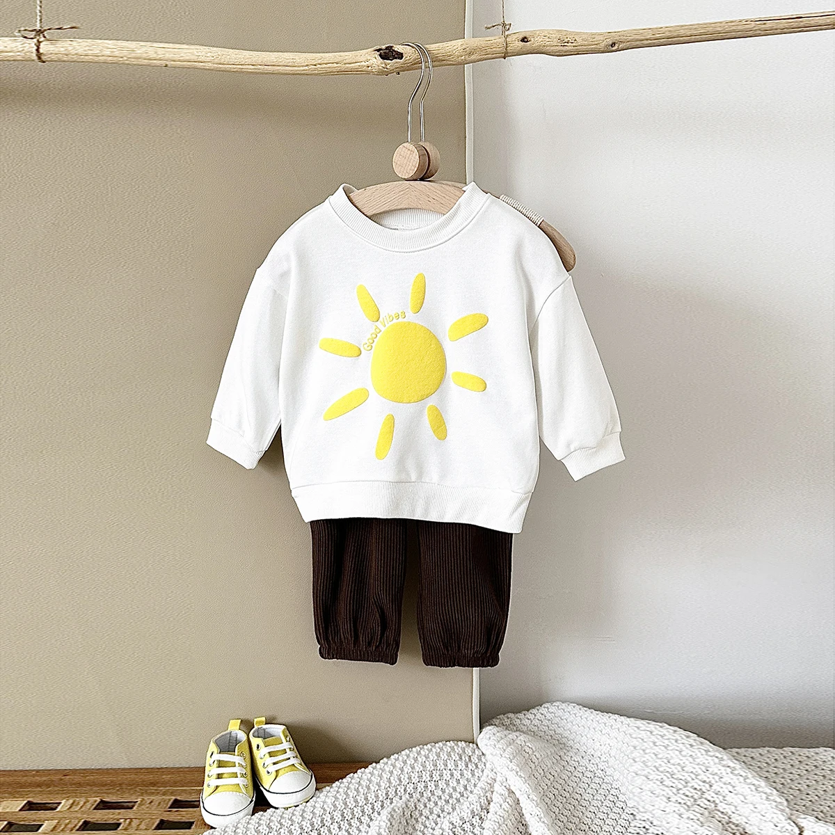

2025 New Two Piece Spring and Autumn Infant Set Boys and Girls Sports Set Sun Flower Letter Printing Casual Wear Home Furnishing