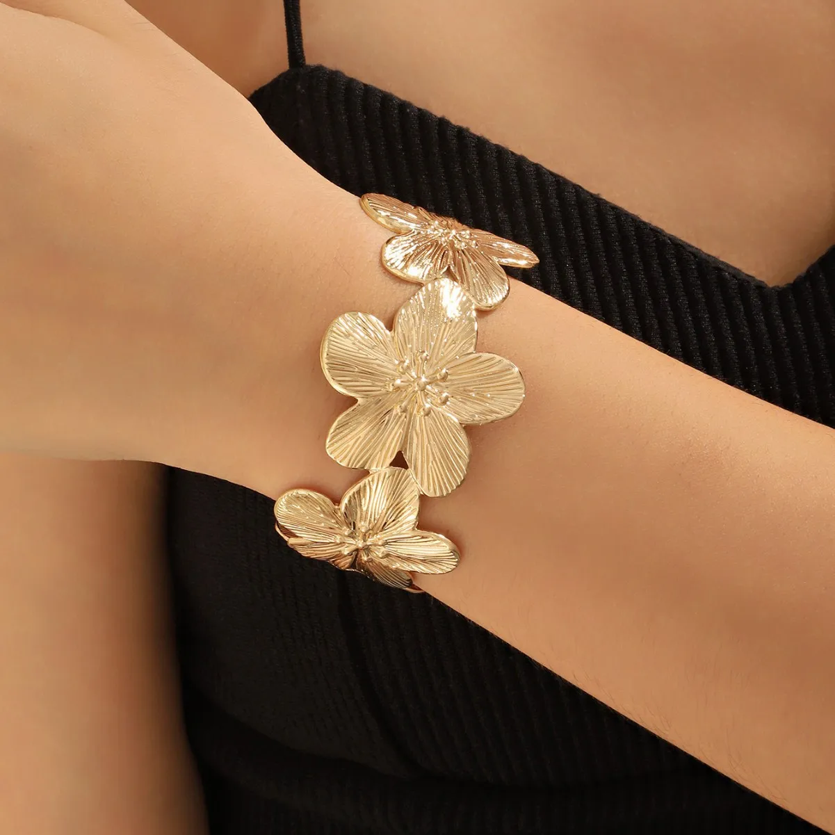 Trendy Personality Wide Flower Bracelet Opening Bangles Simple Geometric Adjustable Metal Hand Arm Jewelry Wholesale Party Gift