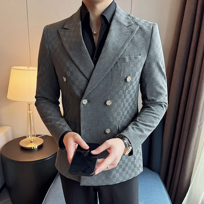 

Весенняя одежда: новый модный тренд — невидимый двубортный костюм в клетку