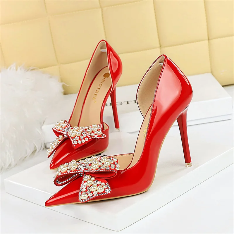 

Luxury Women Bow Pearl Rhinestone Pumps Patent Leather High Heel Pointed Toe Shallow Mouth Side Hollow Stilettos Party Shoe