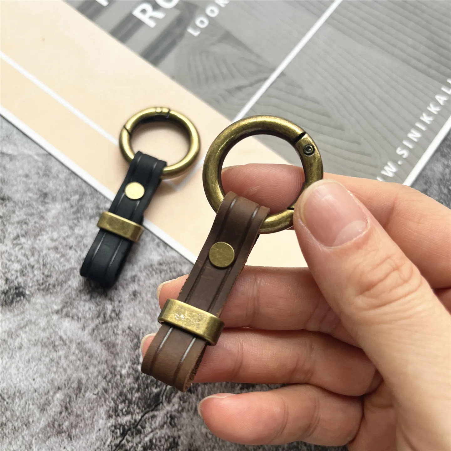 

Брелок для ключей, ремешок из натуральной кожи, бронзовый брелок для ключей из воловьей кожи, ретро автомобильный брелок, съемный шнур для ключей, аксессуары против потери