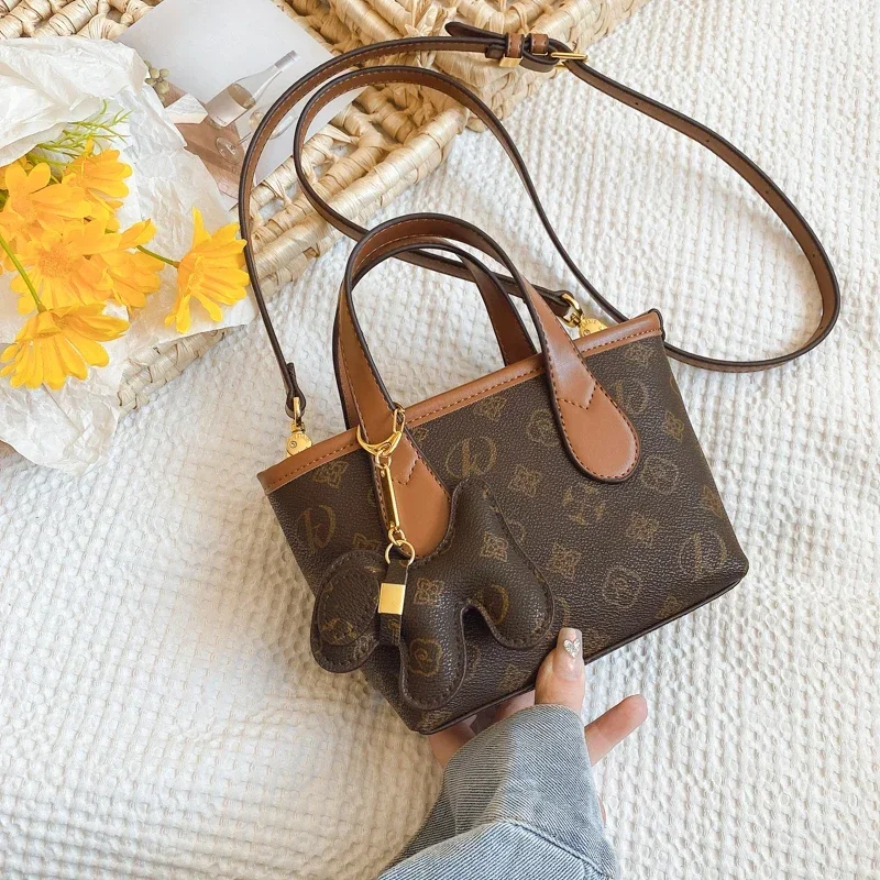 

Versatile Ladies Leather Messenger Bag Adjustable Crossbody Shoulder Handbag For Daily Essentials