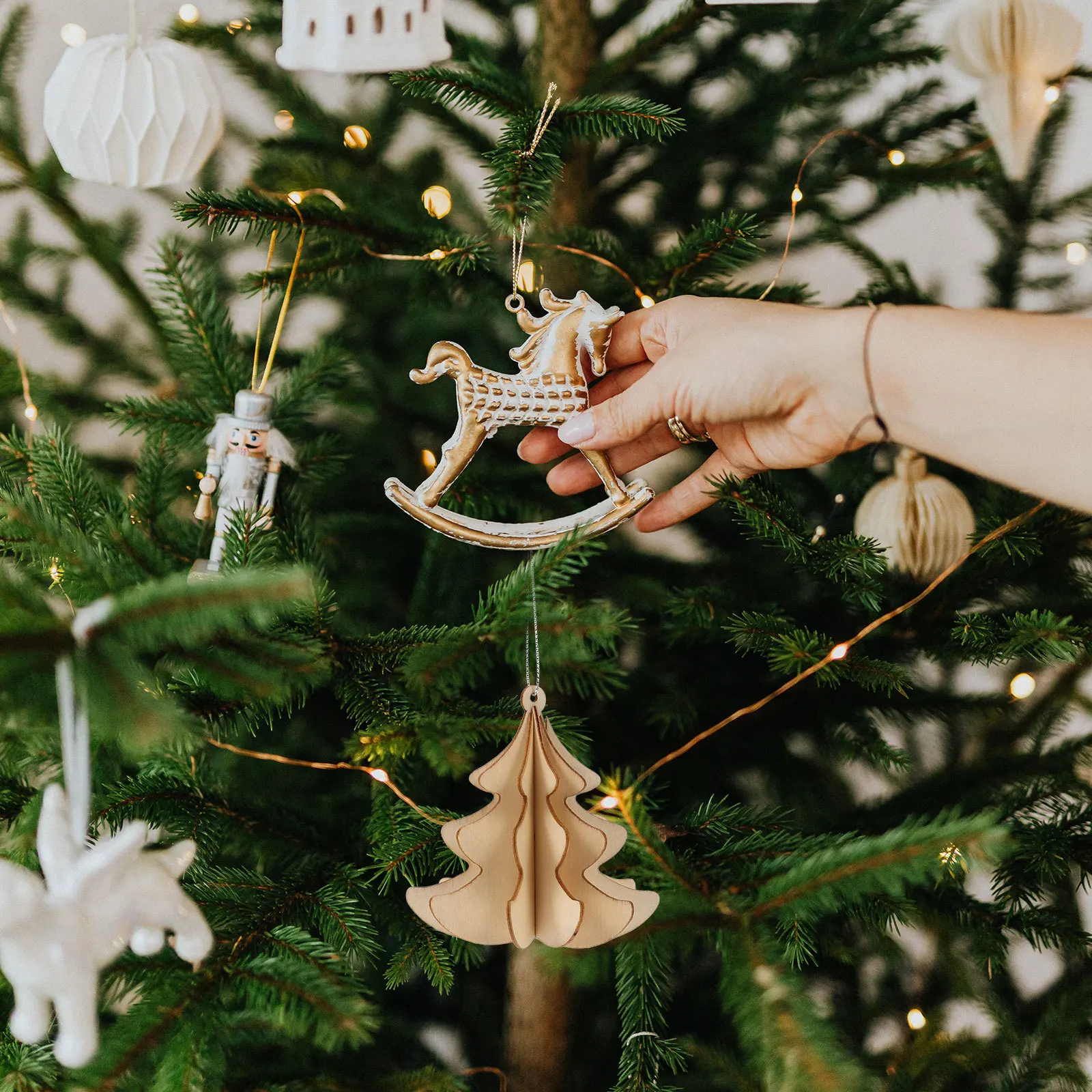 

6Pcs Xmas Tree Hanging Decor Unfinished 3D Wooden Ornament DIY Craft for Kids Christmas Party Wall Window Door Fireplace