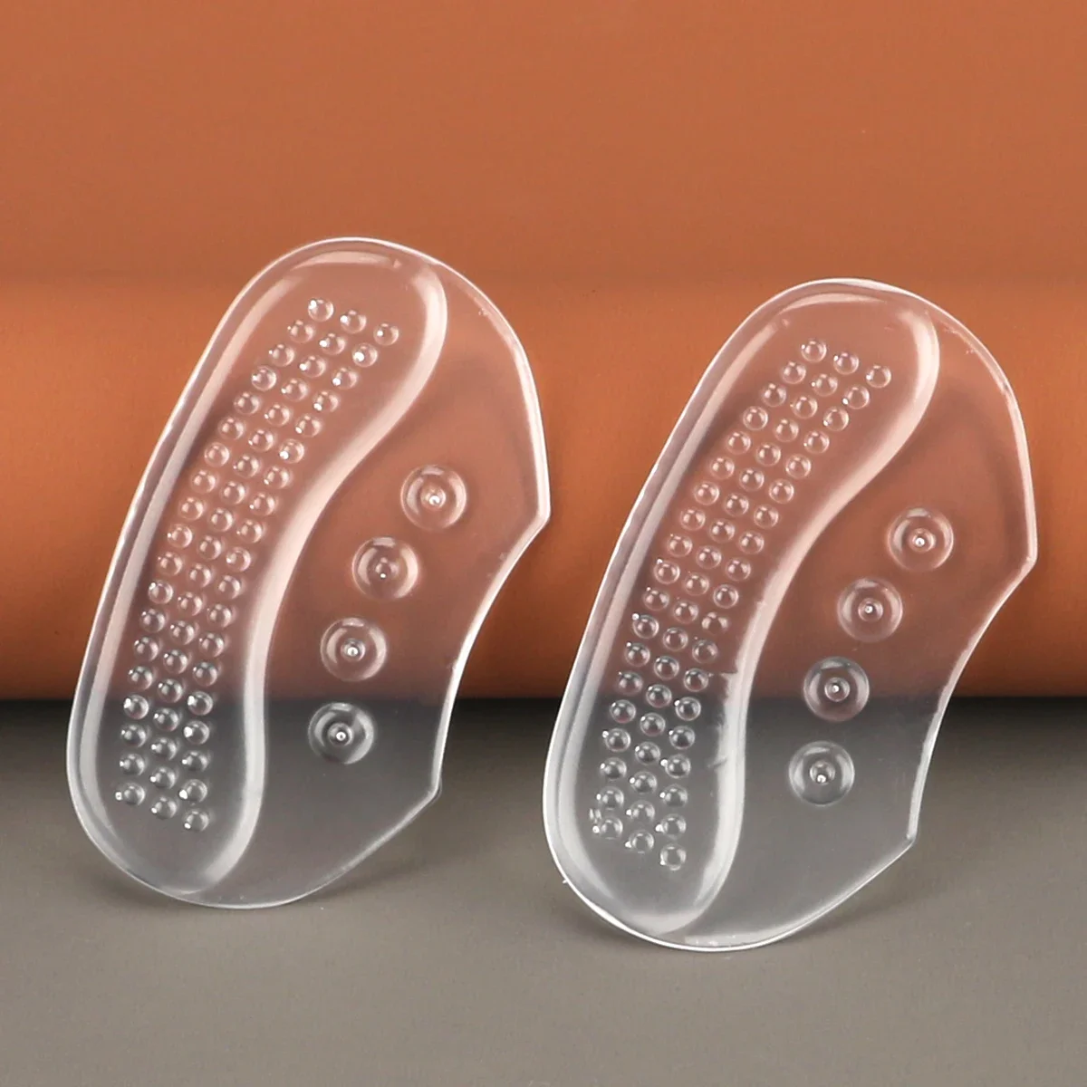 

1 пара прозрачных силиконовых накладок на пятки или противоскользящих, износостойких наклеек для улучшения посадки обуви и комфорта.